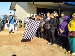 Asisten Bidang Pemerintahan saat melepas peserta jalan santai di kompleks perguruan Muhammadiyah Nanga Pinoh Jumat (12/5)