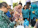 Sekda Melawi Paulus saat melihat produk unggulan desa Tanjung Lay sekaligus belanja.