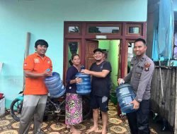 Polisi Salurkan Air Bersih Bagi Warga Korban Banjir di Desa Baru