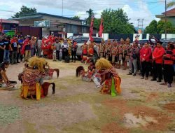 Layaknya Unjuk Rasa, Yoseph Fery Chin Kembalikan Formulir Bakal Calon Wakil Bupati Didampingi Ratusan Pendukung