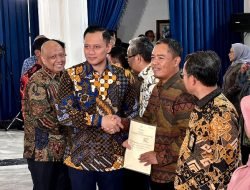 Menteri AHY Serahkan 136 Sertipikat Tanah Elektronik, Gedung Sate dan Lapangan Gasibu Kini Lebih Berkepastian Hukum