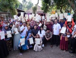 Menteri AHY Antar Langsung Sertipikat ke Rumah Masyarakat