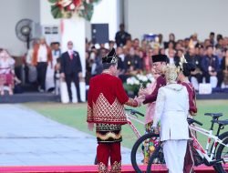 Di Momen Penurunan Bendera Sang Merah Putih, Menteri AHY dan Istri Menangkan Busana Adat Terbaik
