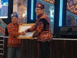 Melawi Zero Desa Tertinggal, Bupati Dadi Sabet Penghargaan dan Anugrah Lencana Bakti Desa Pertama dari Kemendes PDTT