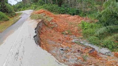 Longsor di Tebing Jalan Provinsi, Masyarakat Dihimbau Berhati-hati Saat Melintas
