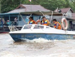 Evakuasi Korban Banjir, Polres Melawi Kerahkan Speed Boat dan Perahu Karet