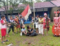 Kostum Daur Ulang Warnai Peringatan Hari Pahlawan di SDN 8 Desa Senempak