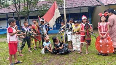Kostum Daur Ulang Warnai Peringatan Hari Pahlawan di SDN 8 Desa Senempak