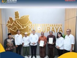 Kunjungi Kantah Kubu Raya, Wamen ATR/Waka BPN Serahkan Tiga Sertipikat Wakaf