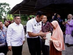 Lampaui Target Penyelesaian PTSL, Menko AHY dan Wamen Ossy Serahkan Langsung Sertipikat Masyarakat Kabupaten Pacitan
