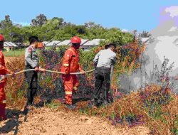 Pasukan Taktis Penanggulangan Karhutla Padamkan Api di Area Belakang Mapolres Melawi