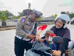 Gelorakan Hari Kemerdekaan Ke-80 Tahun, Polres Melawi Bagi-bagi Bendera Merah Putih