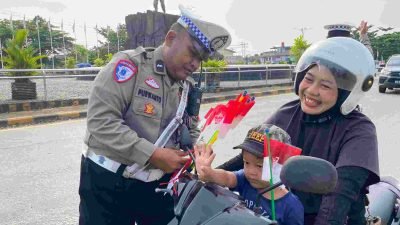 Gelorakan Hari Kemerdekaan Ke-80 Tahun, Polres Melawi Bagi-bagi Bendera Merah Putih