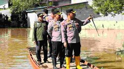 Kapolres Melawi Tinjau Lokasi Banjir di Beberapa Titik Sembari Sampaikan Imbauan