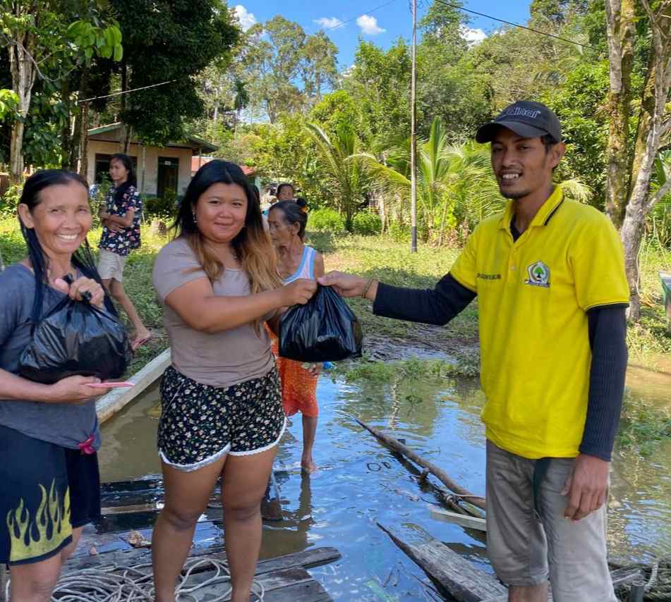Misi Kemanusiaan, Golkar Melawi Distribusikan 1.000 Paket Sembako untuk Warga Terdampak Banjir