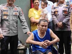 Dua Warga Desa Sidomulyo Dapat Kursi Roda dari Polisi