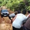 Warga Tarik Mobil Pembawa Pasien Akibat Jalan Rusak Parah