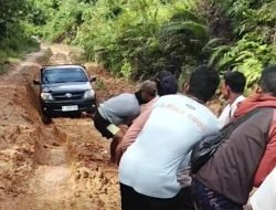 Warga Tarik Mobil Pembawa Pasien Akibat Jalan Rusak Parah