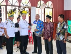 Menteri Nusron Serahkan Sertipikat di Papua