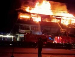 BREAKING NEWS. Api Mengamuk di Jalan Juang, Lima Ruko Tiga Lantai Terbakar