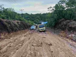 Warga Menjerit Jalan Ella–Menukung Berubah Jadi Kubangan Lumpur, DPRD dan Perusahaan Sawit Diminta Bertindak