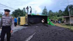 Truk Pengangkut Kernel Terguling di Tikungan Dekat Mapolres Melawi, Lalu Lintas Lumpuh Hingga Berjam-jam