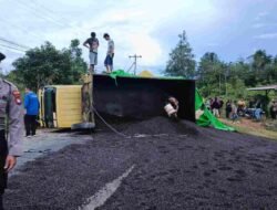 Truk Pengangkut Kernel Terguling di Tikungan Dekat Mapolres Melawi, Lalu Lintas Lumpuh Hingga Berjam-jam