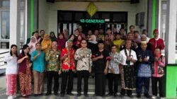 Semarak Hari Kartini, Pegawai Kemenag Melawi Kenakan Pakaian Adat Nusantara