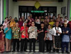 Semarak Hari Kartini, Pegawai Kemenag Melawi Kenakan Pakaian Adat Nusantara