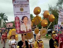 Semarak Pawai Busana Nusantara Meriahkan Peringatan Hari Kartini ke-147 di Melawi