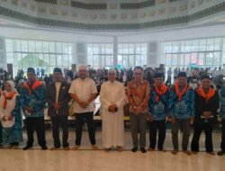 Bupati Melawi Serahkan Uang Saku dan Lepas CJH ke Pontianak