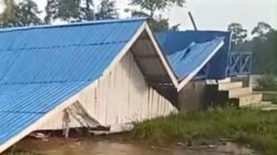 Cuaca Buruk Landa Melawi, Tribun Lapangan Sepak Bola Desa Sungai Pinang Roboh