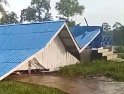 Cuaca Buruk Landa Melawi, Tribun Lapangan Sepak Bola Desa Sungai Pinang Roboh