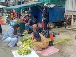 Pengrajin Ketupat Raup Rezeki Tambahan Menjelang Idul Adha