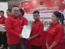 PDI Perjuangan Melawi Serahkan SK Pengurus PAC dan Perkuat Konsolidasi Kader