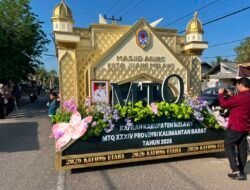 Melawi Tampilkan Miniatur Masjid Agung Juang, Mobil Hias Jadi Perhatian di Pawai MTQ Kalbar XXXIV