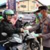 Cegah Dampak Kabut Asap, Polres Melawi Turun Bagikan Masker kepada Masyarakat