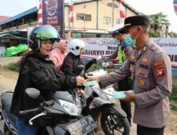 Cegah Dampak Kabut Asap, Polres Melawi Turun Bagikan Masker kepada Masyarakat