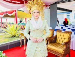Tampil Anggun dengan Busana Adat Melayu, Raisya Sarbina Dorong Keberagaman Jadi Kekuatan Melawi