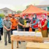 Petugas Berjibaku Padamkan Karhutla, PMI Melawi Turun Salurkan Bantuan Logistik