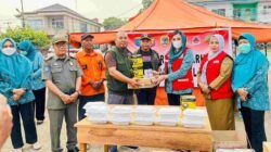 Petugas Berjibaku Padamkan Karhutla, PMI Melawi Turun Salurkan Bantuan Logistik
