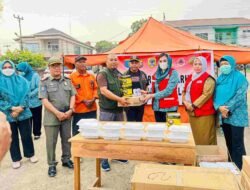 Petugas Berjibaku Padamkan Karhutla, PMI Melawi Turun Salurkan Bantuan Logistik