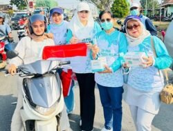 Sambut HUT ke-81 RI, TP PKK Melawi Bagikan Bendera Merah Putih dan Masker kepada Warga
