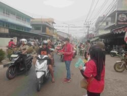 Kabut Asap Karhutla Mengancam Kesehatan, PDIP Melawi Turun Bagikan Masker dan Vitamin