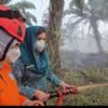 Ikut Padamkan Api, Ketua TP PKK Kalbar dan Melawi Apresiasi Pengorbanan Relawan Karhutla
