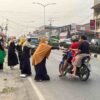 PD Aisyiyah Melawi Bagikan Masker kepada Pengendara di Tengah Kabut Asap