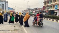 PD Aisyiyah Melawi Bagikan Masker kepada Pengendara di Tengah Kabut Asap