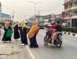 PD Aisyiyah Melawi Bagikan Masker kepada Pengendara di Tengah Kabut Asap