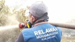 BPBD Melawi Bersama MDMC Lakukan Pendinginan di Areal Bekas Kebakaran