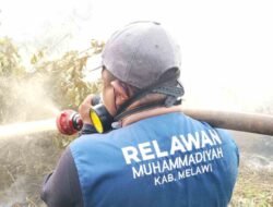 BPBD Melawi Bersama MDMC Lakukan Pendinginan di Areal Bekas Kebakaran